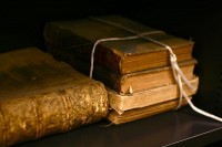 800px-Old_books_by_bionicteaching